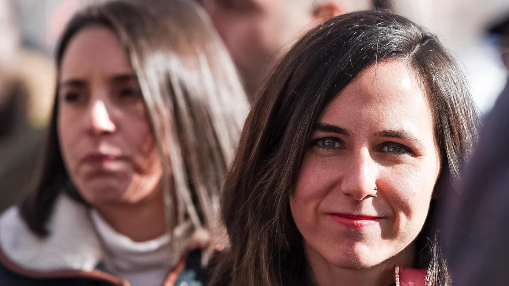 La secretaria general de Podemos, Ione Belarra (d), y la secretaria política, Irene Montero (i), el mes pasado en Madrid.