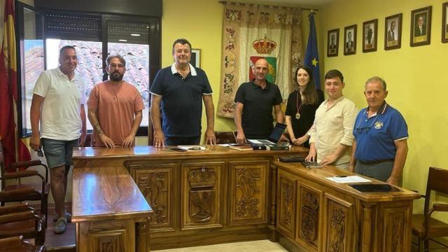 Concejales del Ayuntamiento de San Esteban, en el centro Paco Cañamero y, a su derecha, Luis Gonzaga