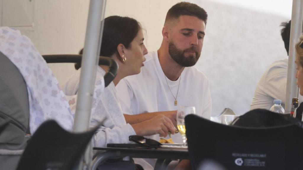 La pareja está feliz tras salir del hospital.