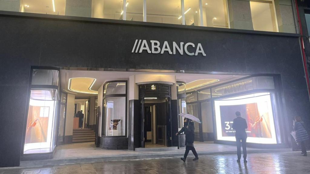 Entrada descubierta, hace unos días, de las nuevas oficinas de Abanca en el antiguo cine Avenida.