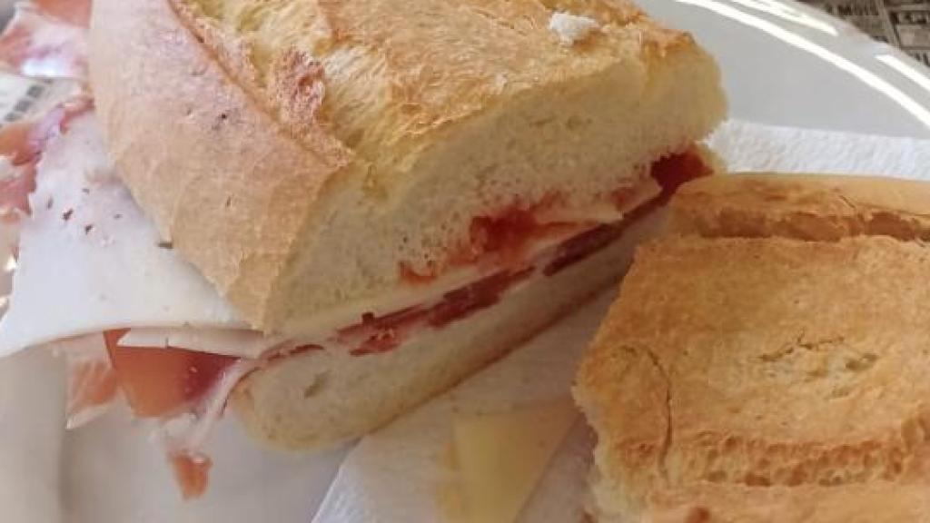 Uno de los bocadillos XXL que sirven en el Restaurante Cerrillo de San Marcos.