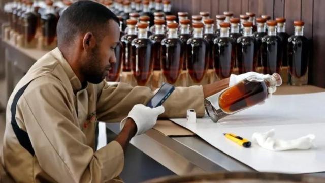 La falta de relevo generacional amenaza el saber hacer de los maestros del ron ligero cubano