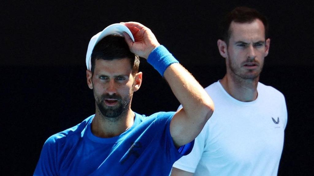 Andy Murray, detrás de Novak Djokovic, durante un entrenamiento en el Open de Australia