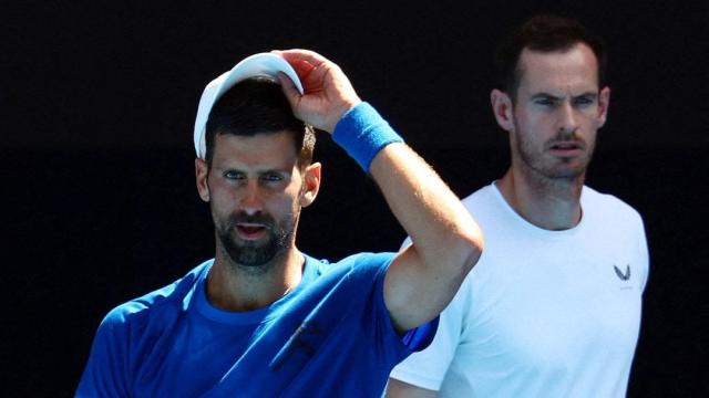 Andy Murray, detrás de Novak Djokovic, durante un entrenamiento en el Open de Australia