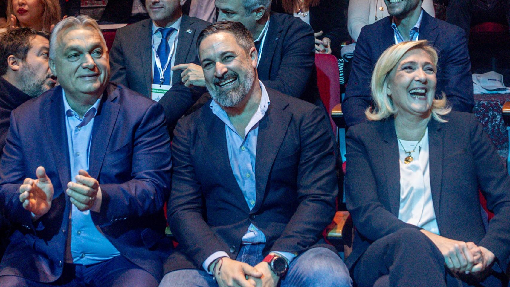 El primer ministro de Hungría, Viktor Orban, el líder de Vox, Santiago Abascal, y la líder de Agrupación Nacional, Marine Le Pen, durante la cumbre 'Patriots'. Foto: Ricardo Rubio/Europapress