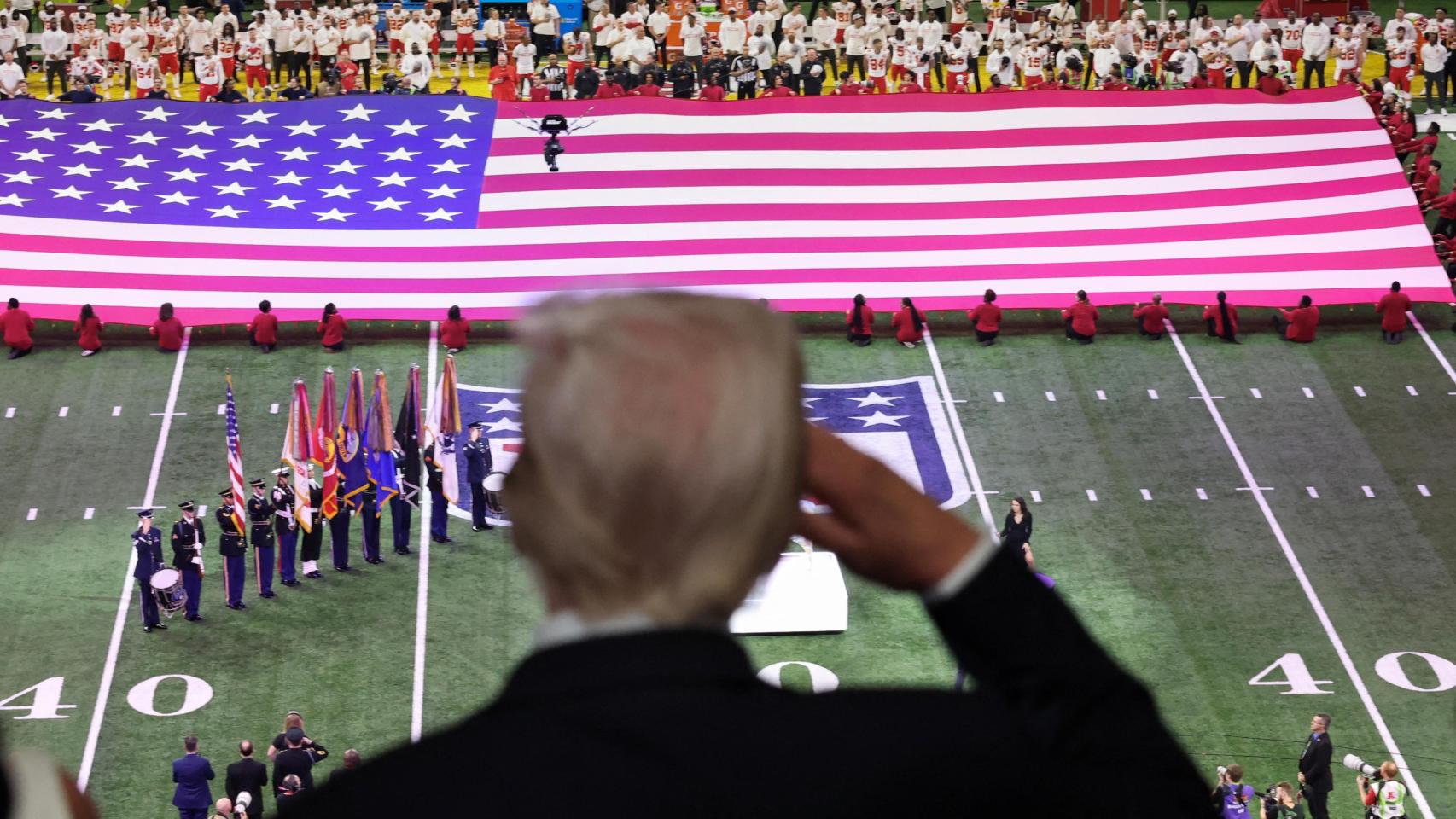 Las políticas de Trump estremecen al mundo, pero agradan en EEUU: es ahora más popular que nunca