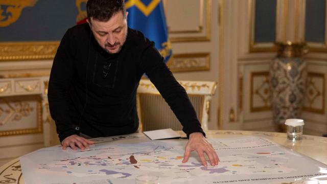 El presidente de Ucrania, Volodymyr Zelenskiy, muestra a los periodistas de Reuters un mapa de recursos y objetos estratégicos durante una entrevista, en medio del ataque de Rusia a Ucrania, en Kiev, Ucrania, el 7 de febrero de 2025.