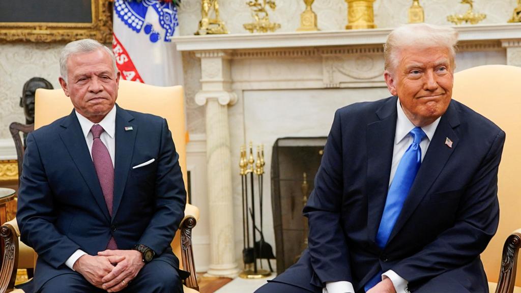 Abdalá II, Donald Trump y Marco Rubio en el Despacho Oval durante la reunión