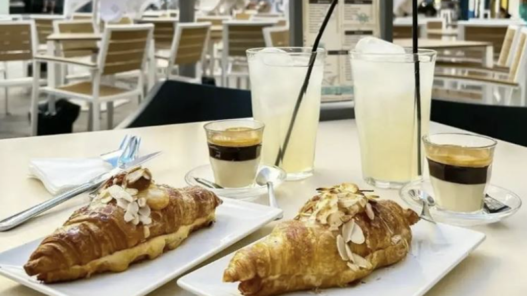 Imagen de la terraza de la pastelería.