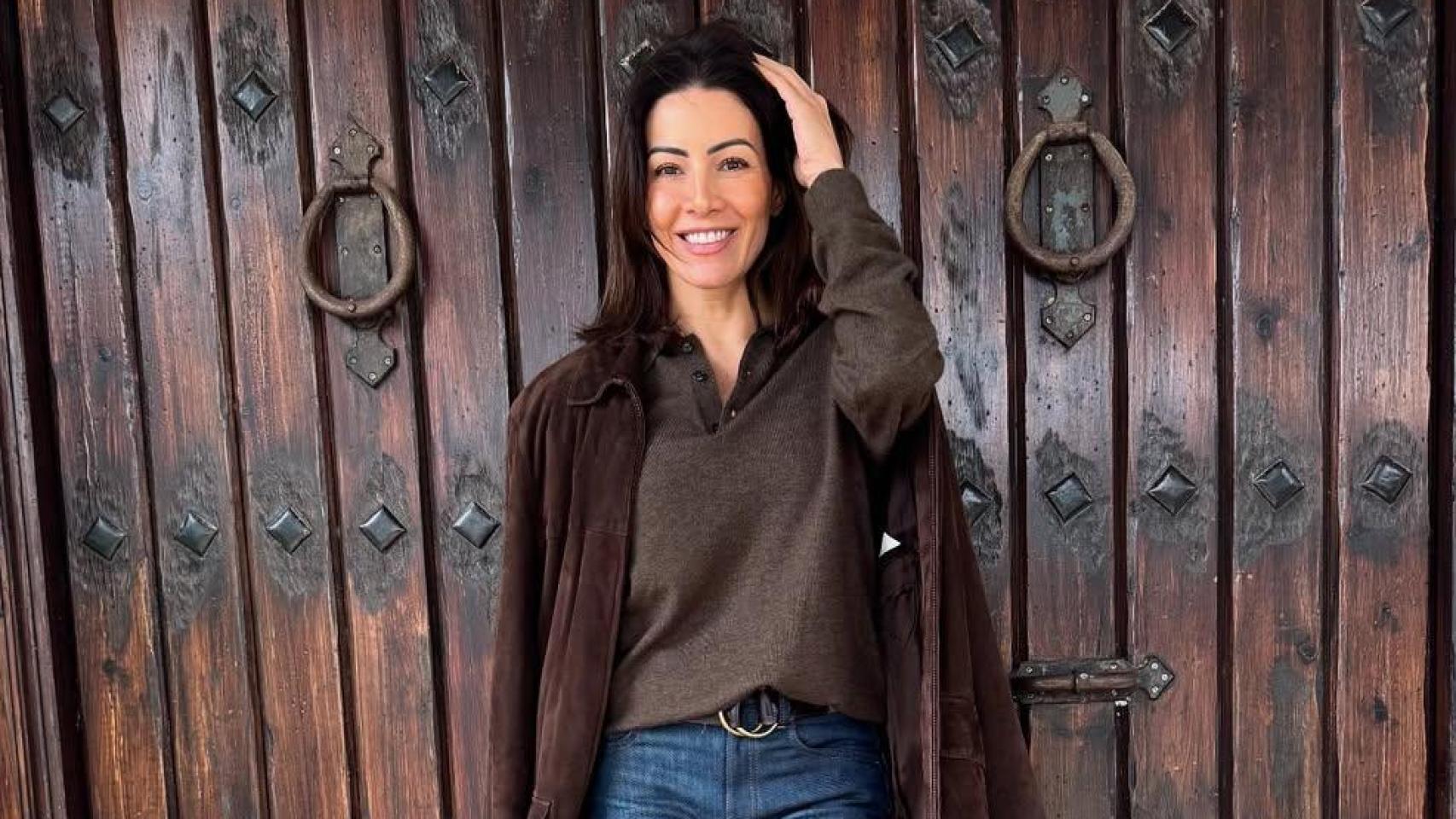 Virginia, con vaqueros y complementos de antelina.