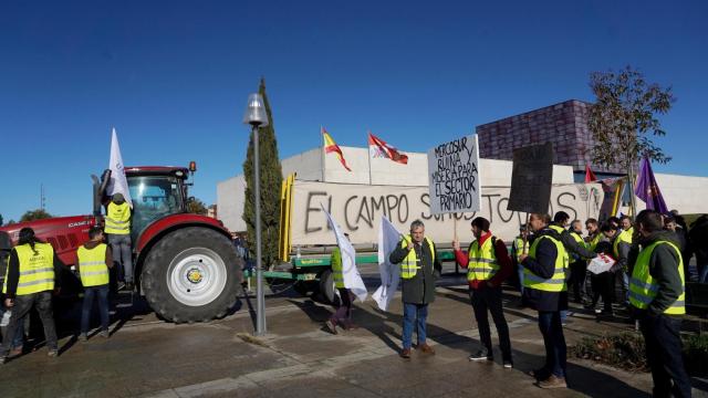 El sector agrario y ganadero, convocado por Unaspi, protesta ante las Cortes, bajo el lema ‘Por el futuro del campo español, quedarse en casa no es la solución’.