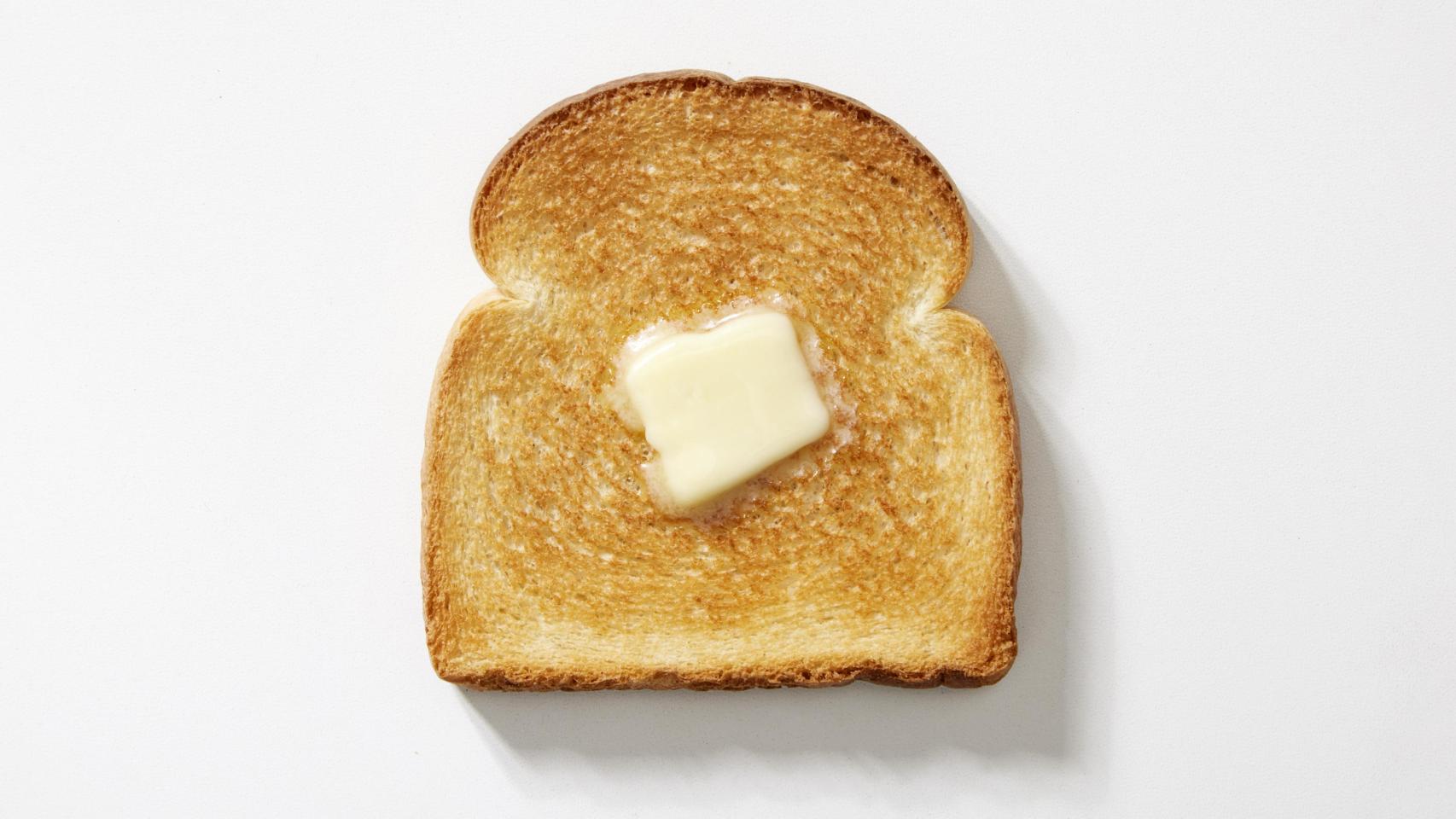 Una tostada con mantequilla.