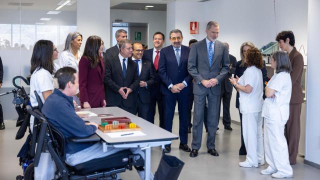 Un momento de la visita de los Reyes de España al Hospital Nacional de Parapléjicos de Toledo.
