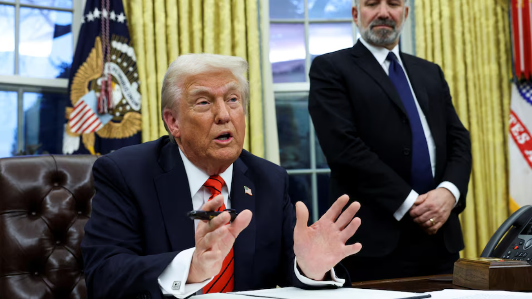 El presidente Donald Trump habla con los medios mientras firma la orden ejecutiva.