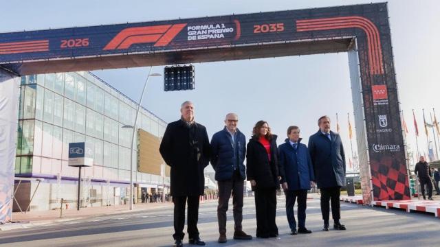 Stefano Domenicali, presidente y CEO de la Fórmula 1; José Vicente de los Mozos, presidente de Ifema Madrid; Isabel Díaz Ayuso, presidenta de la Comunidad de Madrid; José Luis Martínez Almeida, alcalde de Madrid; y Ángel Asensio, presidente de la Cámara de Comercio de Madrid; durante la presentación del Gran Premio de Madrid de Fórmula 1, el 23 de enero de 2024.
