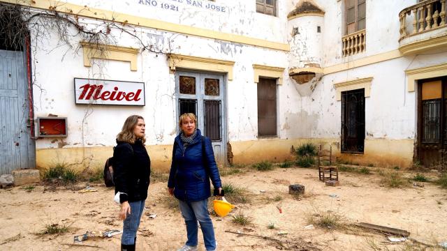 La alcaldesa de Benetússer, Eva Sanz, visita la antigua fábrica de Meivel acompañada de técnicos municipales. Ayuntamiento Benetússer