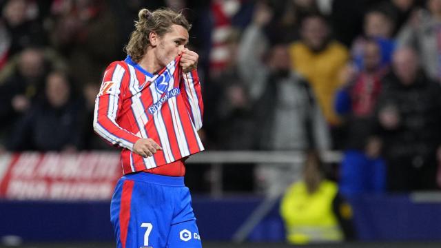 Griezmann se besa el escudo de la camiseta del Atlético tras un gol