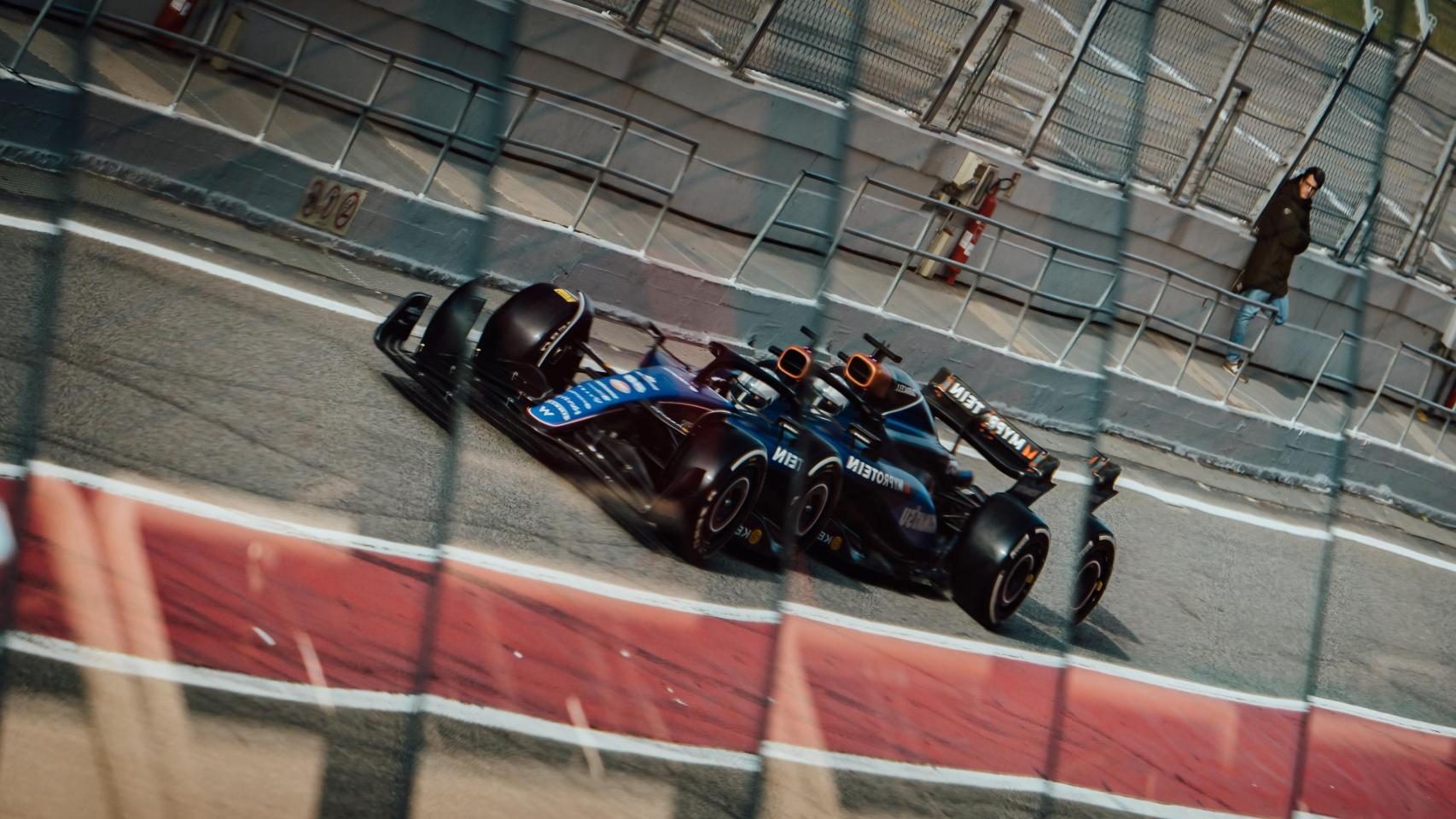 El monoplaza FW46 rodando durante un test privado de pretemporada.