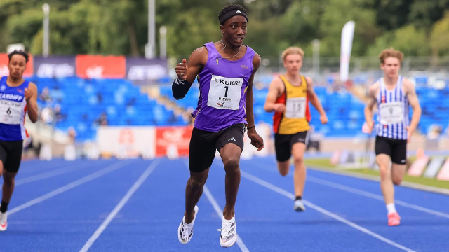 Divine Iheme durante una carrera de atletismo.