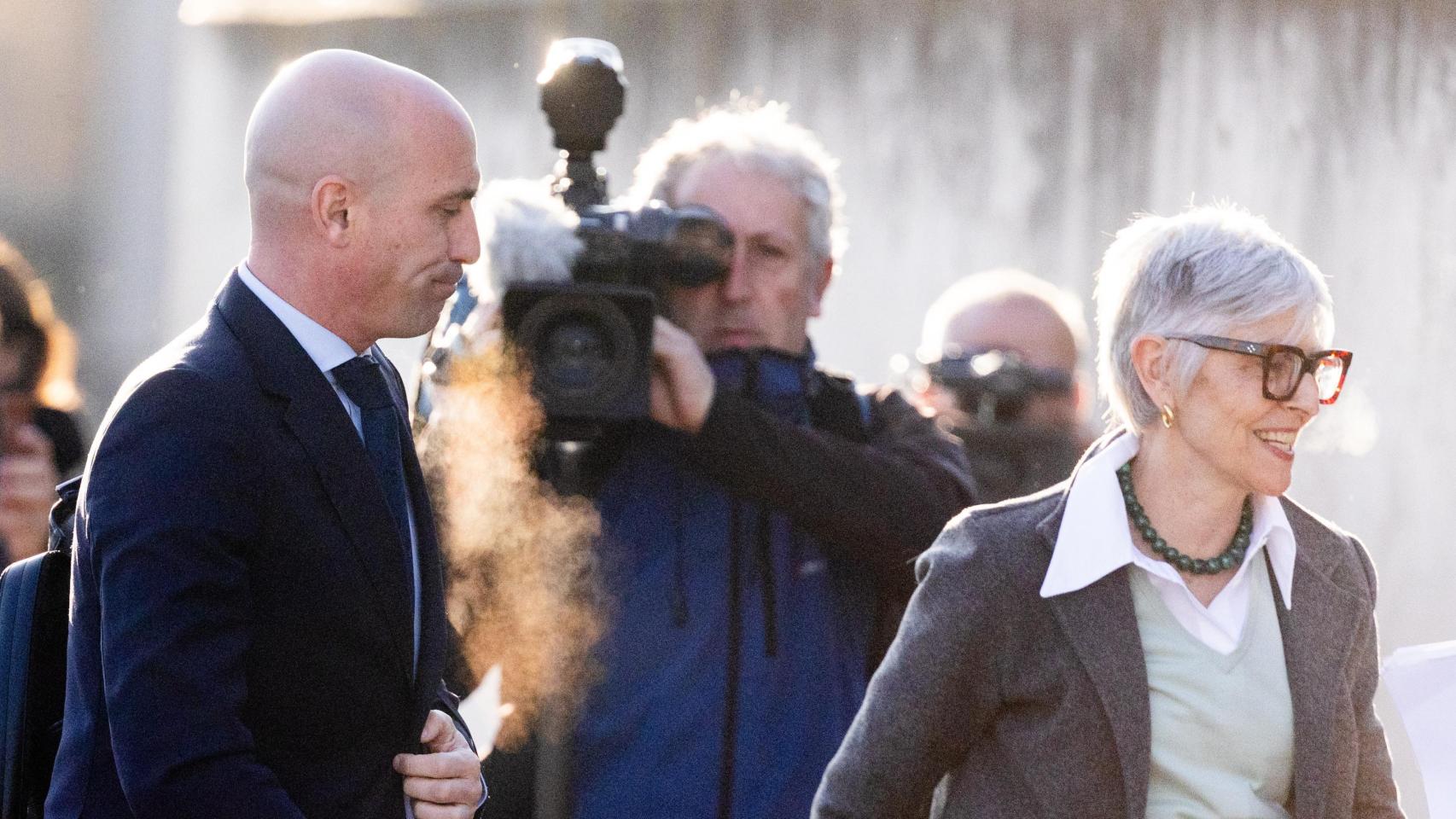 Rubiales, en la Audiencia Nacional junto a su abogada, Olga Tubau.