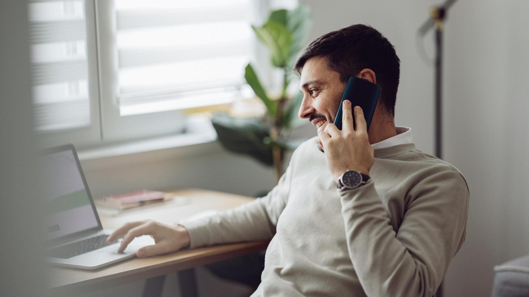 Imagen de archivo hablando por teléfono.