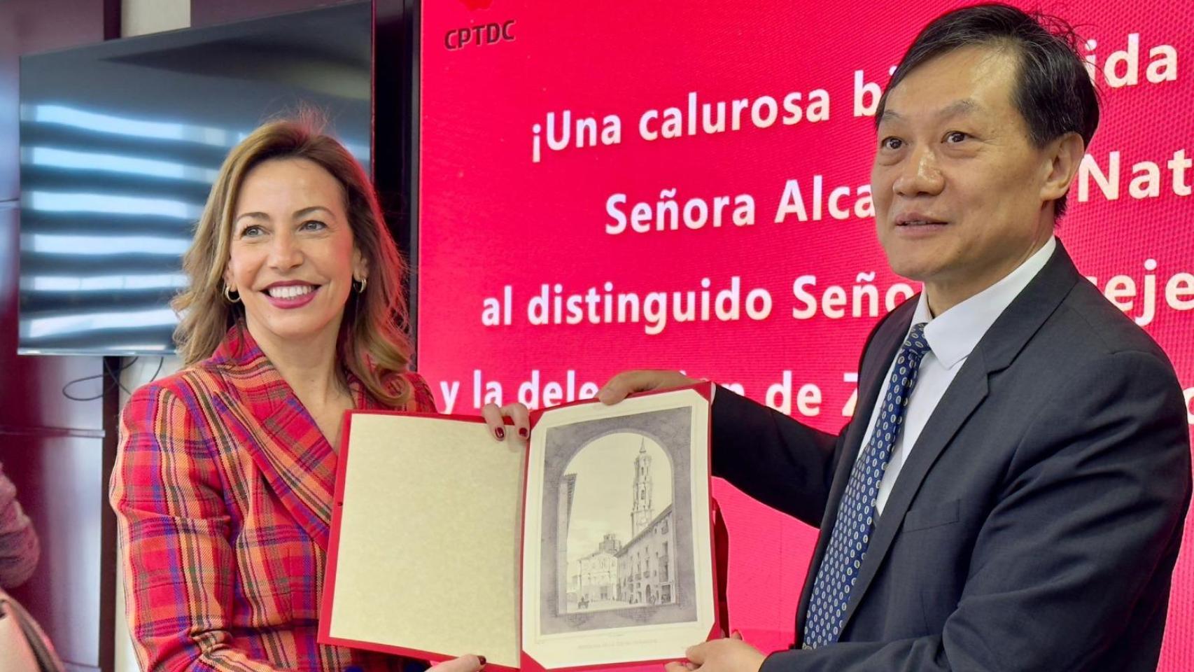 La alcaldesa de Zaragoza junto a Wang Hongtao, presidente de China National Petroleum Corporation (CNPC).