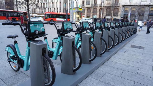 Las nuevas bizis azules en la estación de plaza de España, en Zaragoza.