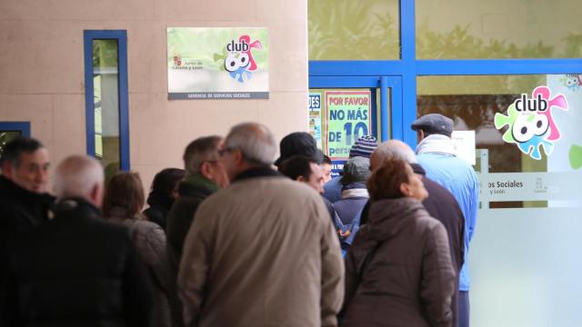 Gente haciendo cola a las puertas de las oficinas del Club de los 60