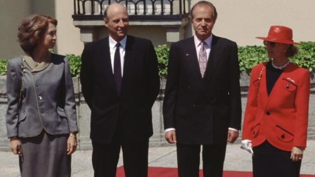 Los Reyes eméritos de España y los actuales monarcas de Noruega en un acto en 1995.