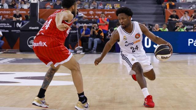 Andrés Feliz, presionado por Cameron Hunt.