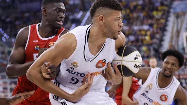 Tavares lucha por el balón con Emanuel Cate.