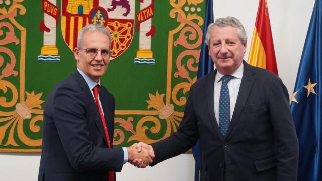 Luis Martínez-Sicluna, secretario general de la FEMP, y Jesús Maza, presidente de la Asociación Española de Empresas Gestoras de Agua Urbana.