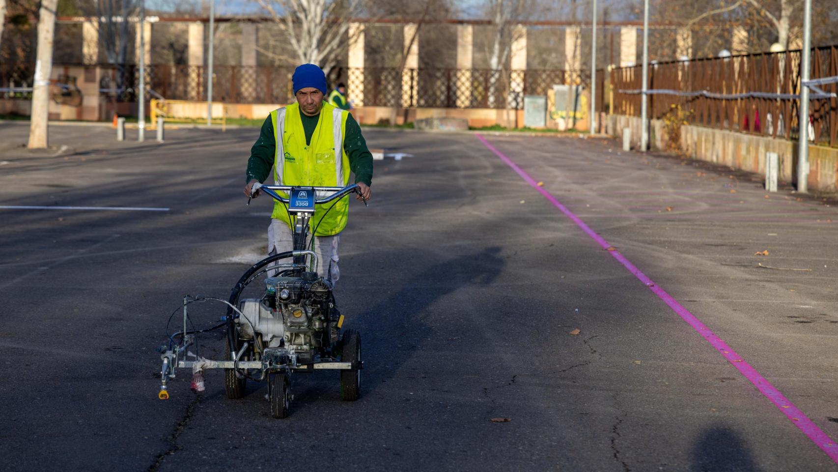 Imagen de archivo de un trabajador pintando la zona magenta, que se empezó a aplicar en marzo.