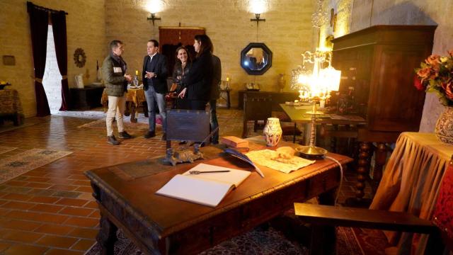 Conrado Íscar visita la nueva sala de Estancias Medievales en el Castillo de Fuensaldaña