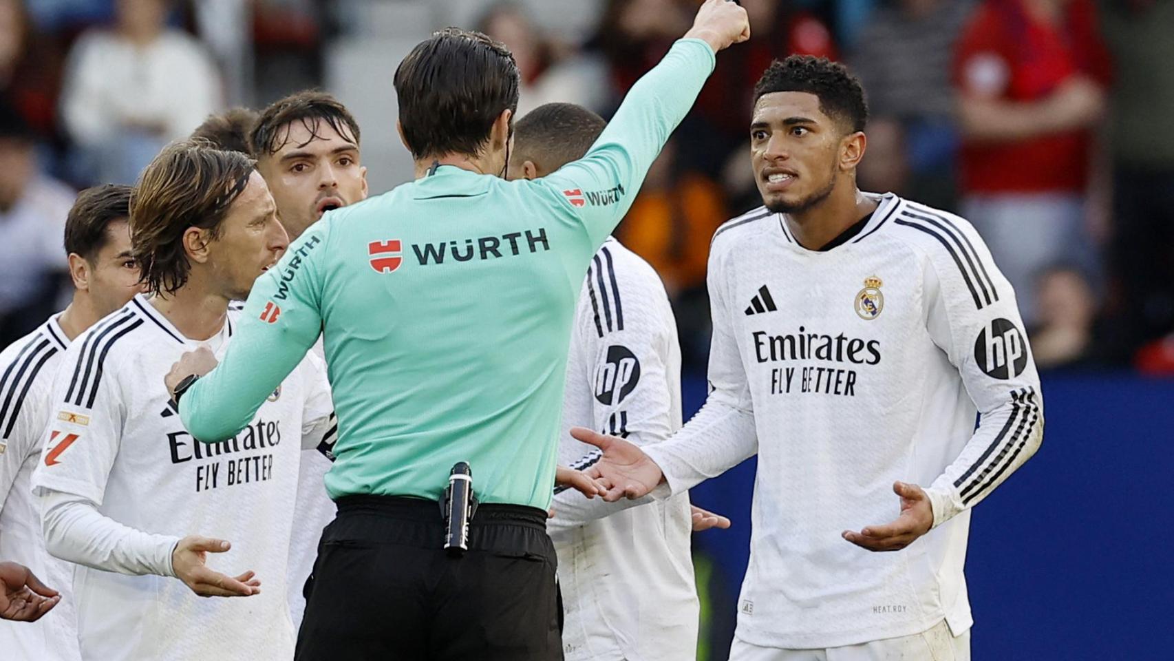 Munuera Montero expulsa a Bellingham en el partido ante Osasuna.