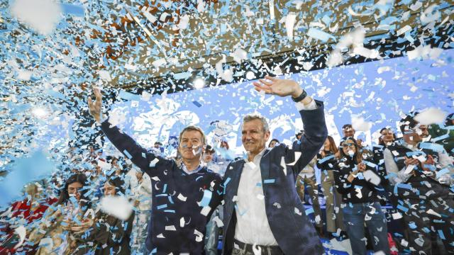 El líder del PP, Alberto Núñez Feijóo, junto al presidente de la Xunta de Galicia, Alfonso Rueda, este sábado en Santiago.