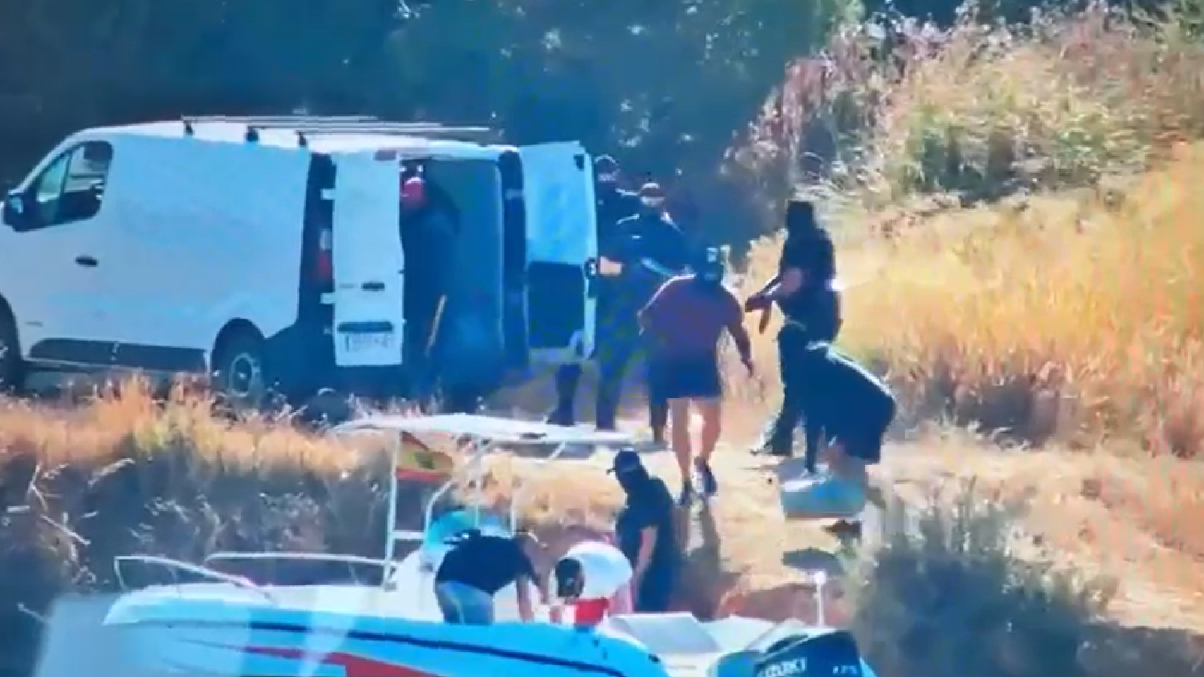 Narcotraficantes en Palos de la Frontera (Huelva) con un alijo de droga y armas de guerra.