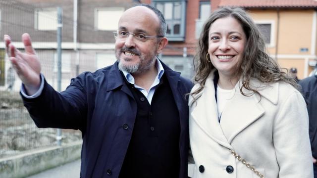 El presidente del PP de Cataluña, Alejandro Fernández, y la presidenta provincial y vicesecretaria de Educación y Sanidad, Ester Muñoz, protagonizan los ‘Encuentros Populares’ en Astorga