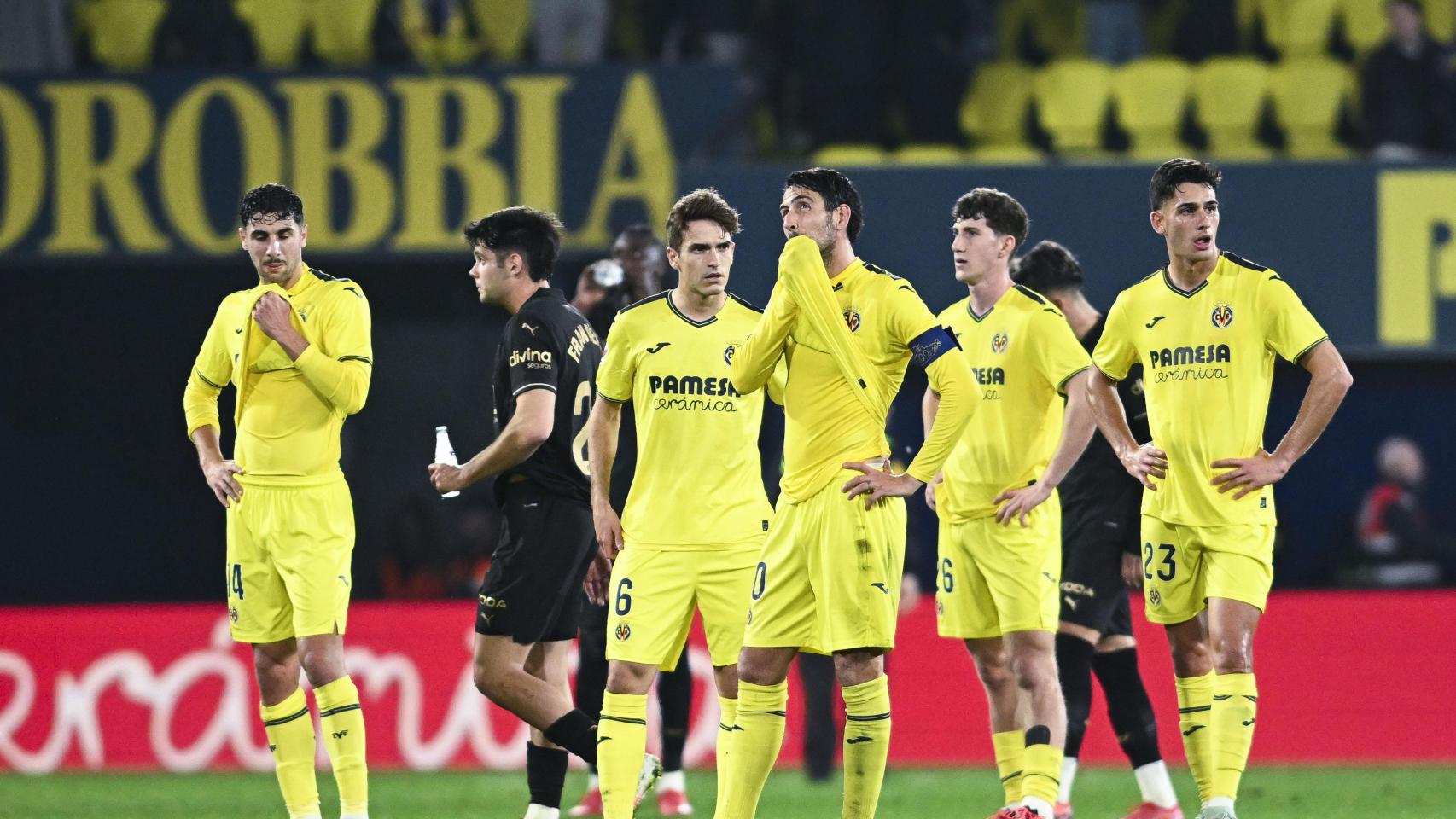 Futbolistas del Villarreal tras el partido contra el Valencia en La Cerámica