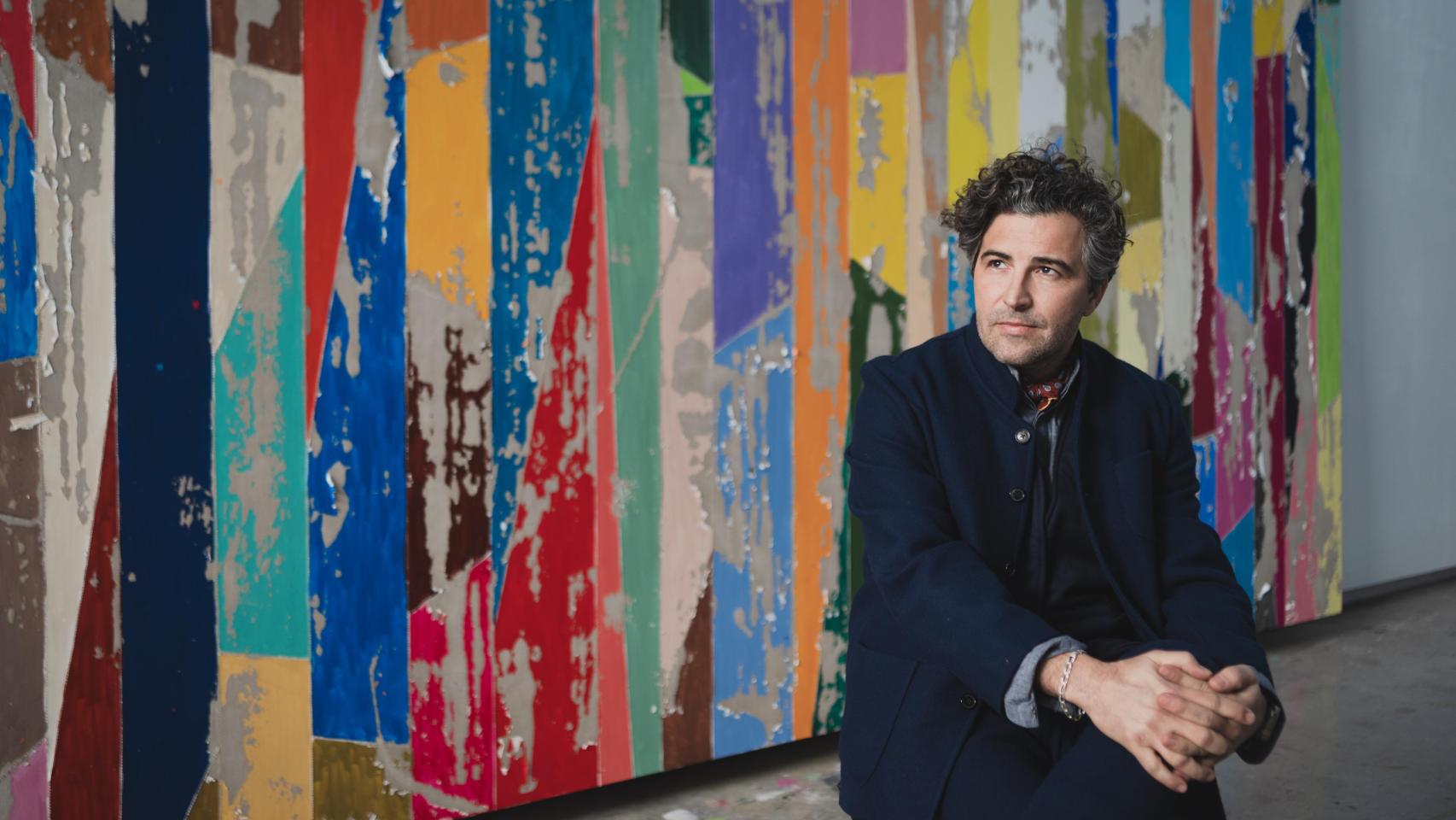 Secundino Hernández en su estudio, delante de la pintura que abrirá su exposición en la Sala Alcalá 31 de Madrid. Foto: Cristina Villarino