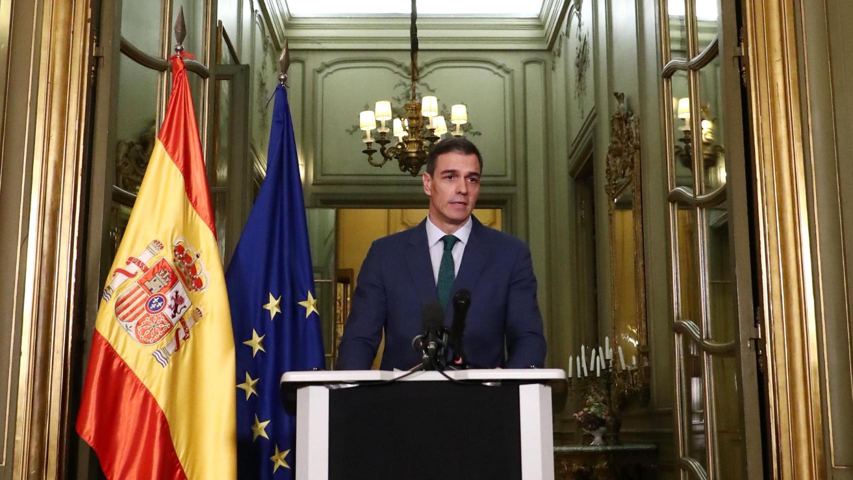 Pedro Sánchez, presidente del Gobierno, comparece en la embajada de España, este lunes tras la cumbre de París.
