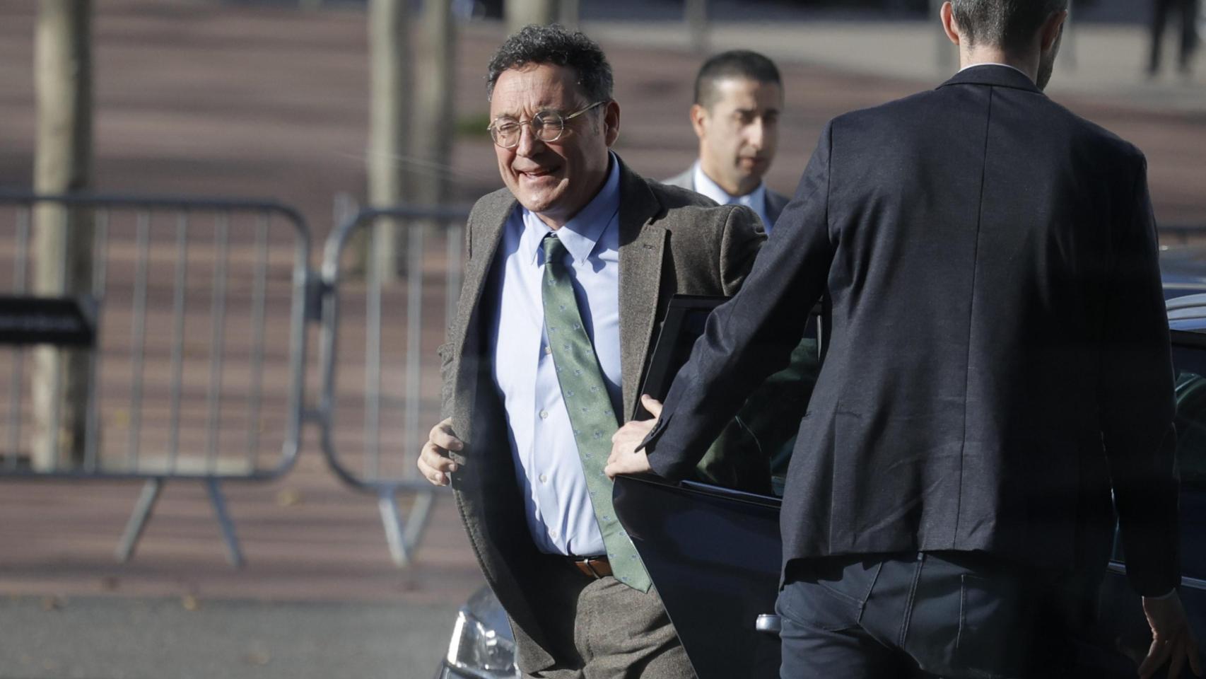 El fiscal general, Álvaro García Ortiz, sale de su coche oficial protegido por sus escoltas, en Barcelona.