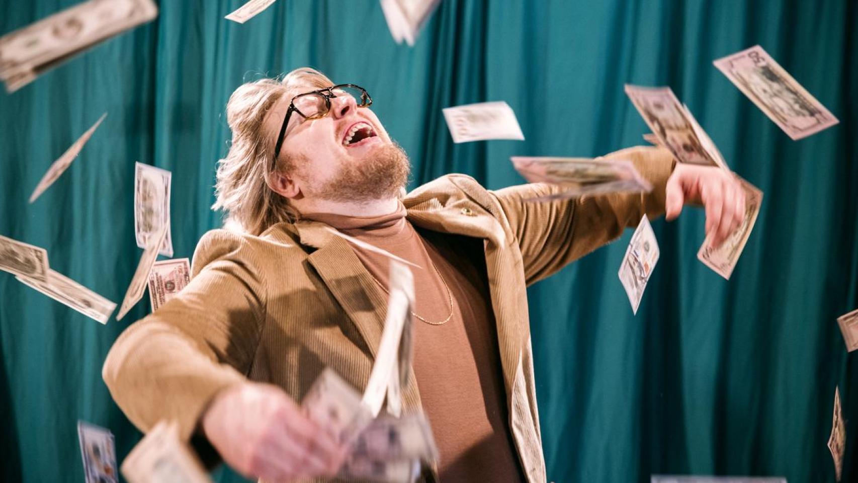 Imagen de archivo de un hombre con dinero.