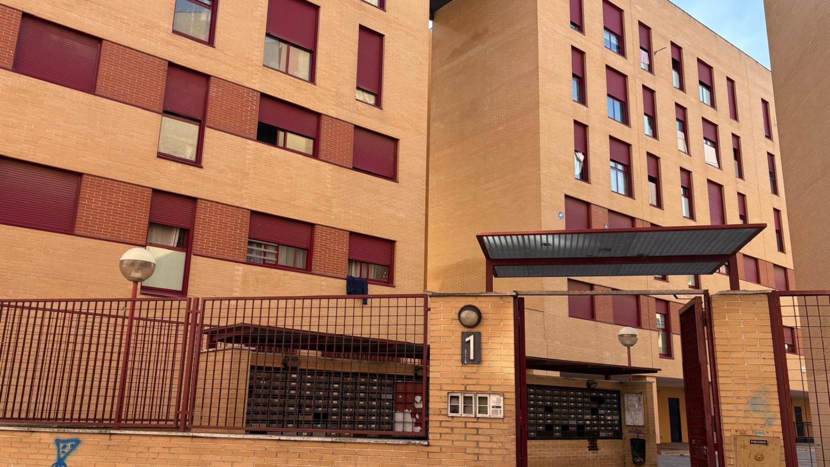 La entrada de Fuente Arenosa 1, la urbanización okupa de Parla.