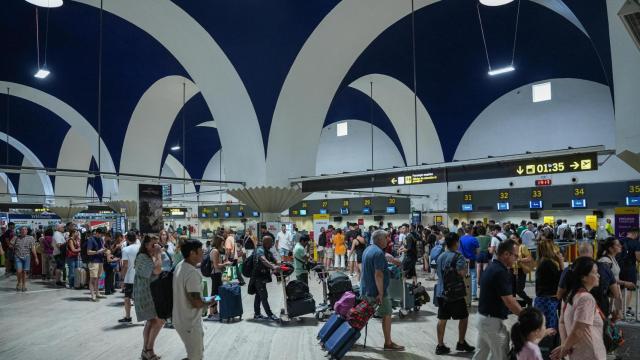 Pasajeros en el aeropuerto de Sevilla.