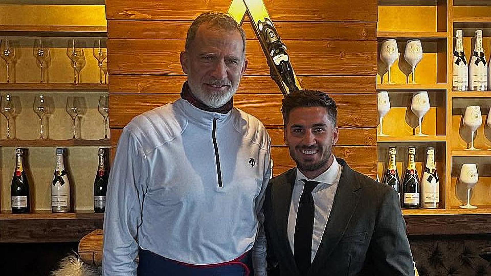 El rey Felipe VI junto a un cortador de jamón en un local de Baqueira.