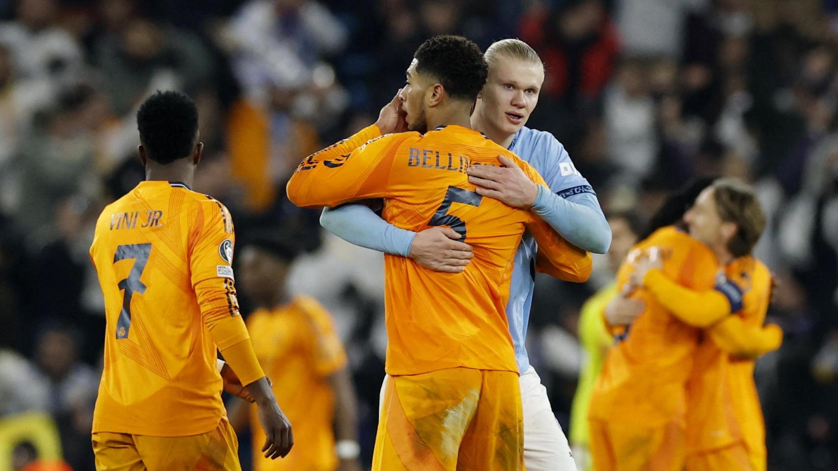 Bellingham y Haaland se saludan tras el Manchester City - Real Madrid