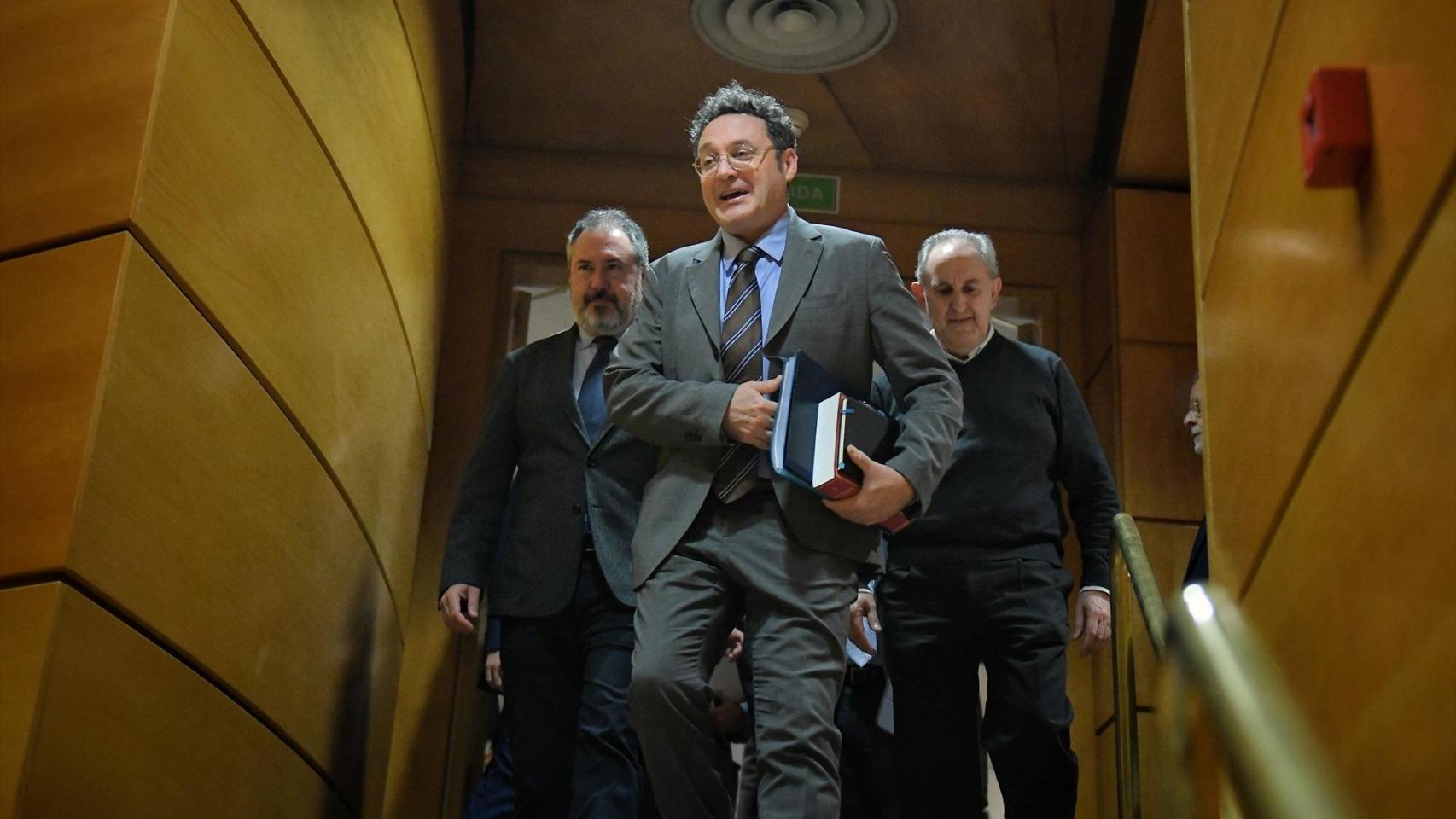 El fiscal general, Álvaro García Ortiz, llega a la Comisión de Justicia del Senado flanqueado por senadores socialistas./