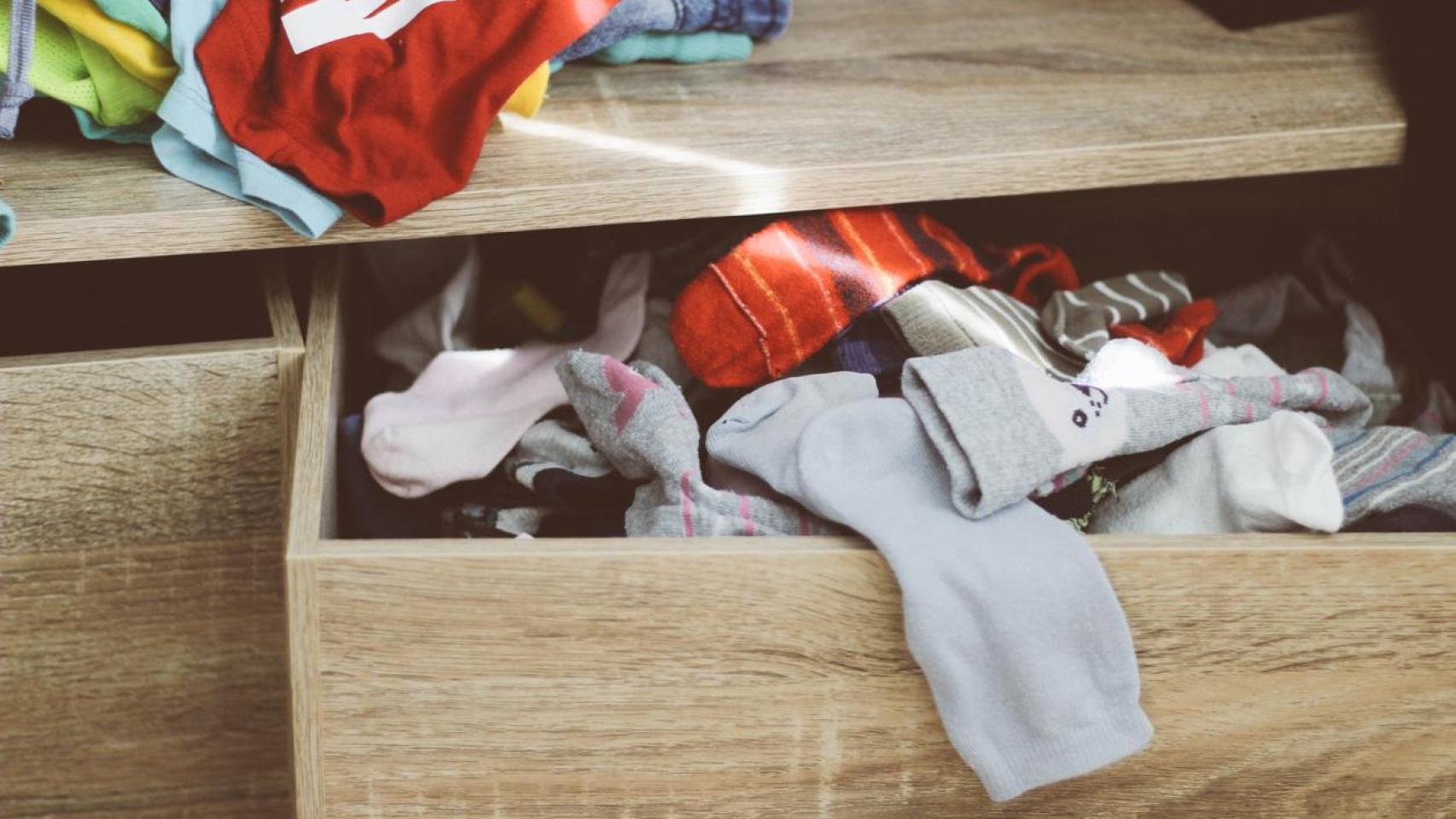 Cajón de calcetines desordenado.
