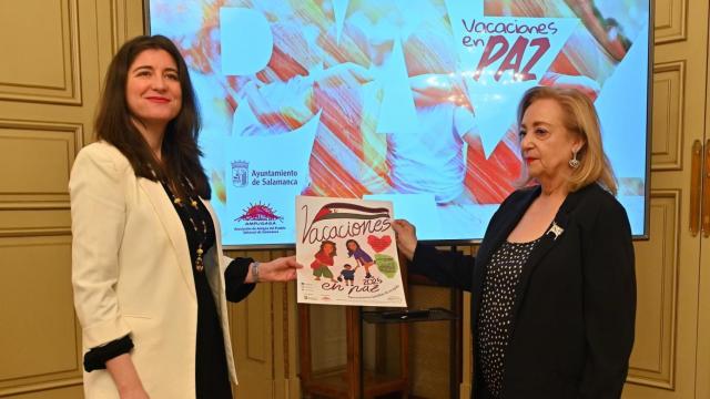 La concejala de Familia e Igualdad de Oportunidades, Miryam Rodríguez, y la presidenta de la Asociación de Amigos del Pueblo Saharaui de Salamanca (Ampusasa), Ángeles Giménez, esta mañana